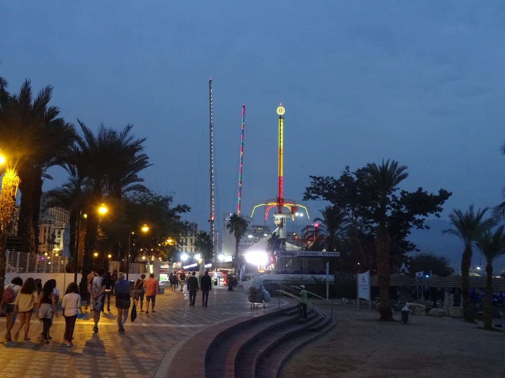 Eilat località emergente sulle sponde del mar Rosso:fontane danzanti e luci psichedeliche per intrattenere i&nbsp;turisti